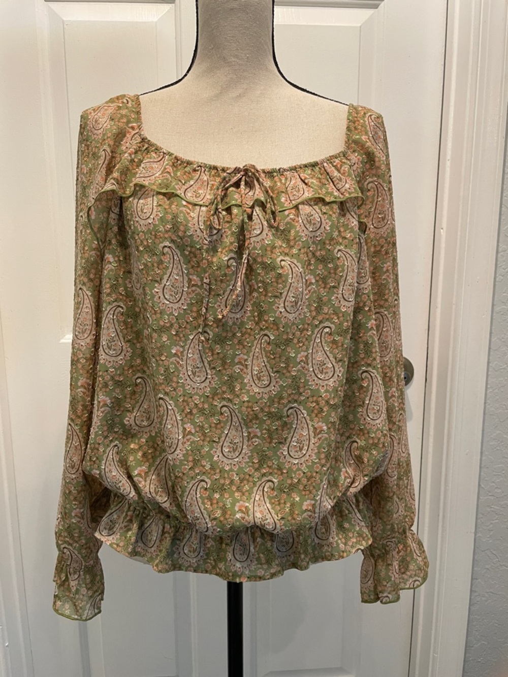 DR2 Green Paisley Ruffle-Neck Tie Blouse